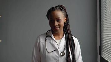 portret van zelfverzekerd geschoold beoefenaar Afrikaanse Amerikaans vrouw dokter video