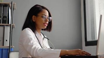 joven pakistaní hembra médico hacer en línea llamada consultar paciente. mujer terapeuta conferencia hablando a cámara en remoto charla video
