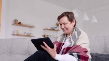 Senior Frau reden zu Netz Nocken Konferenz Berufung genießen Sozial Entfernung Party, virtuell Familie online Plaudern Treffen beim Zuhause video