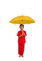 garçon mode une style chinois chemise en portant une Jaune parapluie pose pour une photo tirer. png