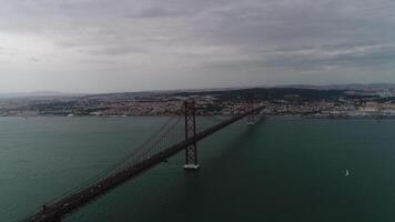 25 de abril pont plus de rivière tejo dans le Portugal aérien vue video