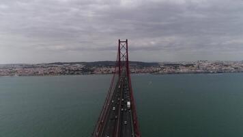 aéreo ver tráfico en 25 Delaware abril puente terminado el río tejo. Lisboa, Portugal video