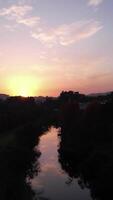 vertical vídeo de río a puesta de sol aéreo ver video