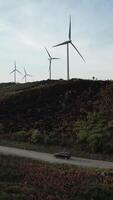 Vertikale Video von Jeeps Fahren Berg Straße Windmühlen