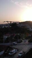 vertical vídeo de electricista trabajando en el almohada a puesta de sol aéreo ver video