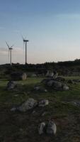 Vertikale Video von Windmühlen im das Berge Antenne Aussicht