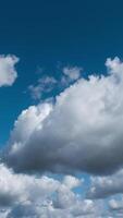 vertical vídeo de nubes movimiento lapso de tiempo video