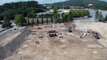 aérien vue de camions dans le construction site video