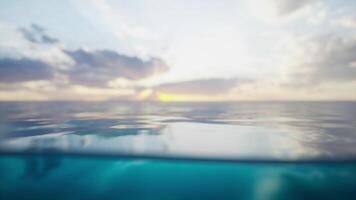 une vue de une corps de l'eau avec une ciel dans le Contexte video