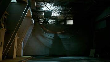 een vaag lit kamer met trap leidend naar een mysterieus licht bron video