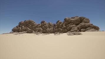 ein Gruppe von Felsen Sitzung im das Mitte von ein Wüste video