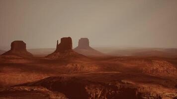 un panorámico Desierto paisaje con dos prominente rock formaciones en el distancia video