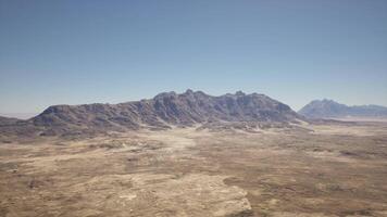 un aereo Visualizza di un' montagna gamma nel il deserto video