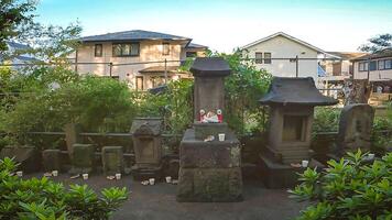 un pequeño Roca santuario en el jardines de shibamata hachiman santuario, en shibamata, Katsushika pabellón, tokio, Japón nuestra santuario edificio es construido en parte superior de un antiguo tumba foto