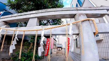 torii de un santuario en un residencial zona tanaka inari daimyojin,, 3 casas shimotakaido, suginami-ku, tokio, Japón el fecha de sus establecimiento es desconocido, pero eso es dijo a tener estado consagrado allí foto