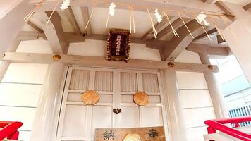 shusse inari santuario en shinjuku, un santuario en medio de Fresco verdor.shusse inari santuario, un santuario en yochomachi, Shinjuku-ku, tokio, Japón eso estaba fundado en el primero año de 1457 foto