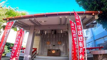 shusse inari santuario en shinjuku, un santuario en medio de Fresco verdor.shusse inari santuario, un santuario en yochomachi, Shinjuku-ku, tokio, Japón eso estaba fundado en el primero año de 1457 foto