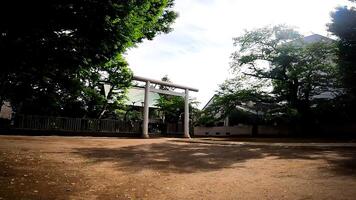 santuario torii en pie en un vacante lote kamimachi tenso santuario,, un santuario en setagaya, tokio, Japón adyacente a un parque, eso es situado en el espalda de un limpiar espacio. foto