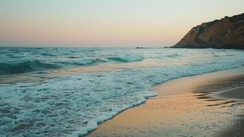 hermosa puesta de sol en el playa con rocas y mar ondas. largo exposición foto