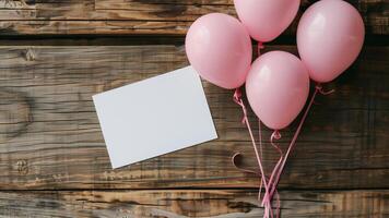 rosado globos con un blanco tarjeta en un de madera antecedentes foto