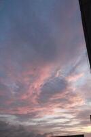 un azul cielo capturado verticalmente dónde eso estaba verano. foto