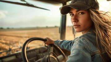 ai generado un hermosa mujer granjero en un combinar segador en un dorado trigo campo, vistiendo un béisbol gorra y mono en el dorado hora Encendiendo. generado por artificial inteligencia. foto