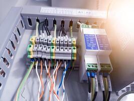 eléctrico circuito terminal conexión controlar tablero en el panel control. tecnología de eléctrico controlar sistema. foto