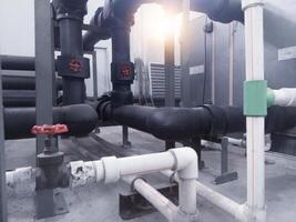 instalación tubo líneas y válvula controlar presión en el aire manejo unidad. foto