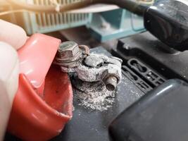 terminal batería roto, el blanco polvo ese es en el cabeza de el coche batería es un hongo ese aparece debido a un alternador sobrecargar cuales lata porque calentamiento excesivo a el positivo polo. foto