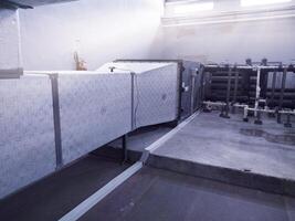 instalación conducto aire líneas de industrial ventilación aire manejo unidad. recirculación sistema aparato en industria. foto