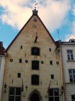 histórico casas en adoquinado calle en antiguo ciudad. el medieval arquitectura de pequeño pasarela en vacío calles y paseos. detalle de edificios en estrecho carril. tallin, Estonia foto