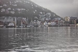 Bergen puerto histórico Brygen zona en un Mañana niebla, Noruega foto