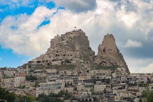 Capadocia uchisar castillo es un magnífico ver a puesta de sol. Nevsehir, Turquía. foto