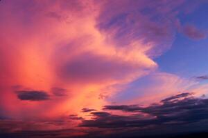 vistoso nubes a puesta de sol. danza de nubes púrpura y rosado de colores nubes dramático y romántico cielo. foto