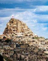 Capadocia uchisar castillo es un magnífico ver a puesta de sol. Nevsehir, Turquía. foto