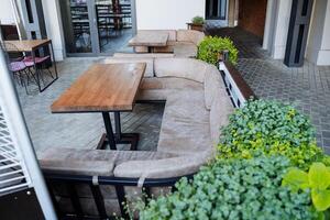 el interior de el calle café es un sitio de público abastecimiento, un aire libre restaurante, un ciudad café en el acera, suave asientos, descanso a almuerzo. foto