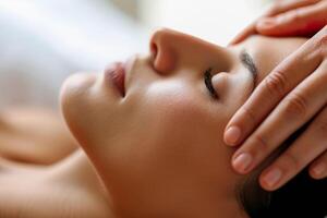 Hispano mujer disfrutando relajante facial masaje en un spa foto