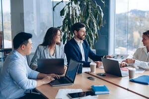 corporativo negocio equipo y gerente en un reunión habitación a moderno oficina con panorámico ventanas foto