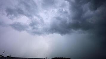 storm moln samla över en väg den där leder in i de distans skapande en mycket dramatisk. video