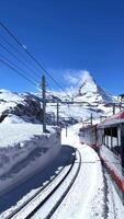 deslumbrante Visão do a matterhorn pico em a trem e geleira dentro Zermatt. video