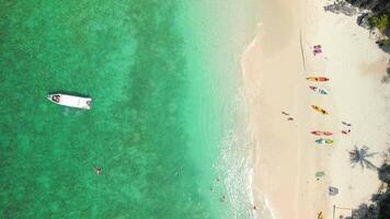 topp se av människor avkopplande på tropisk strand på phi phi ö, thailand video