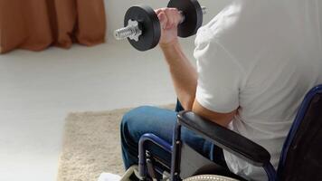 désactivée athlète dans fauteuil roulant effectue des exercices avec des ombelles, Accueil formation et physique activité video