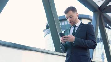 stilig skäggig börja affärsman använder sig av mobil telefon. social nätverk. människor video