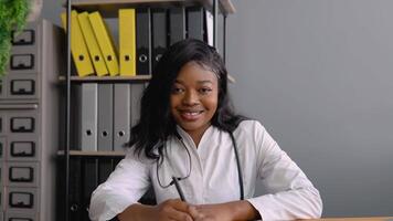 retrato do confiante especializado praticante africano americano fêmea médico video