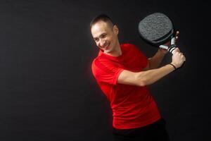 paleta tenis. hombre, jugador con mano y pádel raqueta y pelota foto