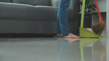 mujer limpieza mesa utilizando trapo y difusor a hogar. video