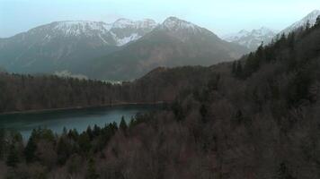 alatsee sehen im Bayern, Deutschland, zwischen fussen und pfronten kristallklar Bergsee Ich bin Allgäu. Aussicht von alatsee See im Bayern, Deutschland. Kristall klar See im das bayerisch Alpen bedeckt im Frühling. video