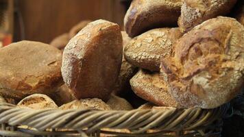 frisch gebacken Brot beim Bauern Markt Regale im Istanbul . video