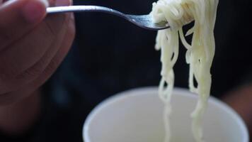 mangiare immediato tagliatelle con un' forchetta. video