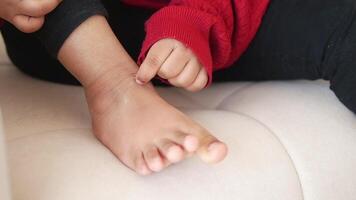 a kid suffering from itching skin on feet video